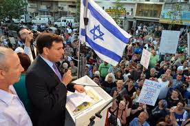 הימין תמיד חזק בלהניף דגל, אבל צריך גם לקרוא כיוון