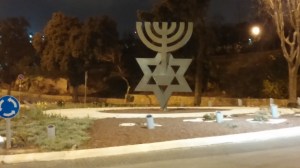 המנורה בפתח הכנסת