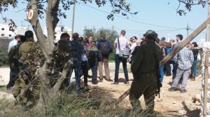 סיור שוברים שתיקה. מוקף בכוחות הביטחון לכל אורך הדרך.