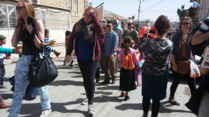 ילדי חברון מחלקים משלוחי מנות לפעילי שוברים שתיקה 