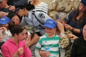 ילד בן 8 אומר קדיש. 