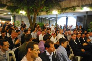 תגובת הקהל לתשובה הראשונה של נתניהו. צילום: עדי ברוך