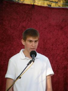 מוניץ בהנחיית טכס הסיום בישיבת מקו"ח, לפני כשנה. 