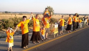 השרשרת האנושית מגוש קטיף לירושלים. מפגן אהבה אדיר שמסתכם ב'אתם' ו'אנחנו'.