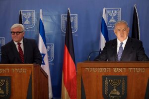 נתניהו ושר החוץ הגרמני, פרנק וולטר. הצליח לתמרן את הקהילה הבינלאומית לתת לגיטמציה למבצע.