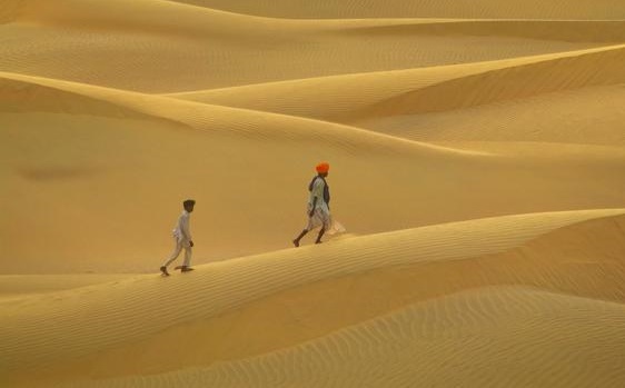 שני עמים אבודים במדבר החיים. 