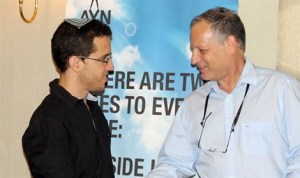 בועז ארד מגיש לי את הפרס. שנה מוצלחת בסה"כ. צילום: מכון איין ראנד