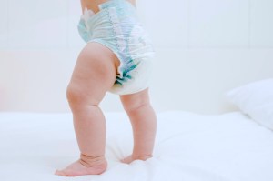 לומד ללכת לבד. אילוסטרציה