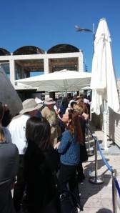 התור שלפני, מלא בתיירים.