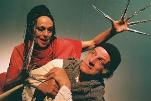 מתוך ההצגה "האדונית והרוכל". ותדבר האדונית לרוכל ותפתהו...