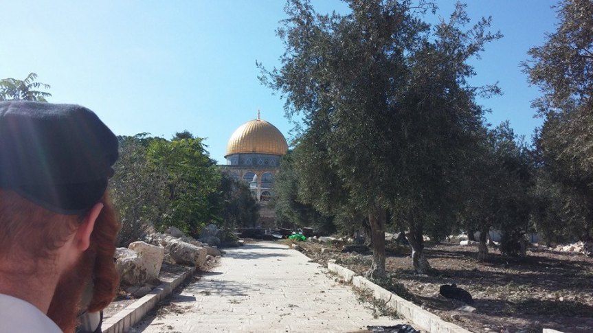 מול מקום המקדש.