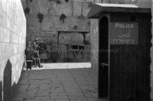 תחנת בידוק בריטית בכניסה לכותל - אז והיום