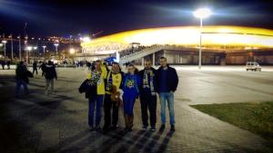 אני והחבר'ה לפני המהומה בטורים לכרטיסים.