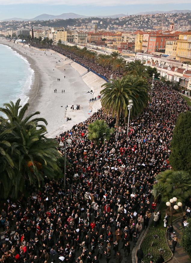 עצרת זיכרון לנרצחים. למרות המחווה, מקומם של היהודים אחד. צילום אי-פי
