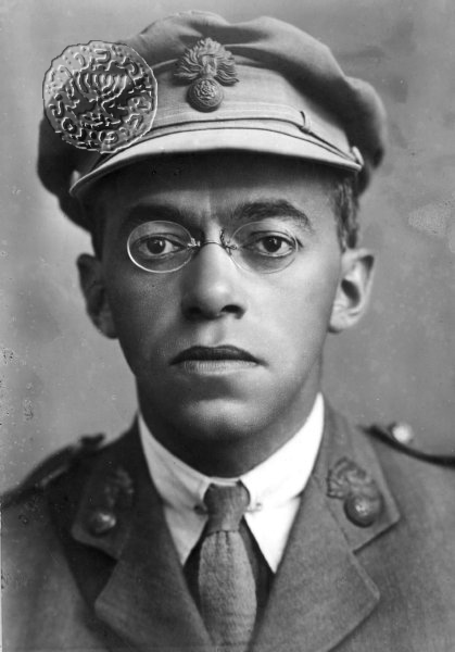 זאב ז'בוטינסקי לבוש מדי קצין הלגיון גדוד 38 עצמותיו הועלו ב-1964 רעיונותיו איתנו עוד מאמצע שנות העשרים