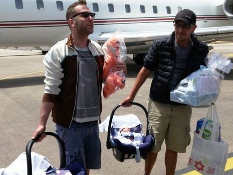 הורים לתינוקות מפונדקאות נפאל. משבר זהות מכל עבר. צילום: דני מרון 