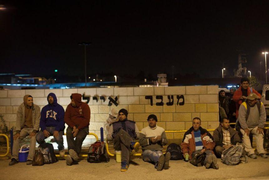 פלסטינים במעבר אייל, ב-2013. מוטי מילרוד 