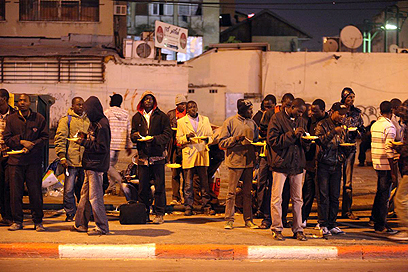 מסתננים בדרום תל-אביב. על סף פיצוץ (צילום: מוטי קמחי)