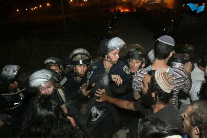 מתנחלים מול כוחות הביטחון. 