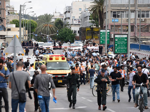 פיגוע הדקירה בתל אביב. הקו הירוק נחצה. (צילום: ראובן קסטרו)