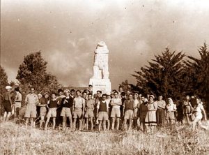 תמונת טיול ליד פסל הארי, סמל לגבוה, בתל חי, מיתוס של גבורה
