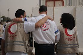 מתנדבי הסהר האדום עם מתנדב מד"א. מי מוסרי יותר?