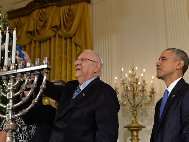 ריבלין מדליק נרות חנוכה עם אובמה. קצת כבוד והוא איבד כל יושרה