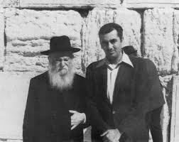 הרב צבי יהודה הכהן קוק עם הרב מאיר כהנא. החרכים באידיאולוגיה של אחד הם נקודות הפרצה של השני